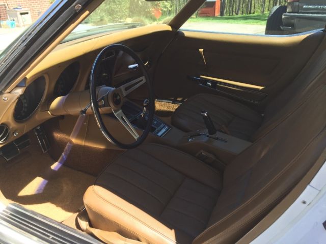 1969 White Chevrolet Corvette Coupe
