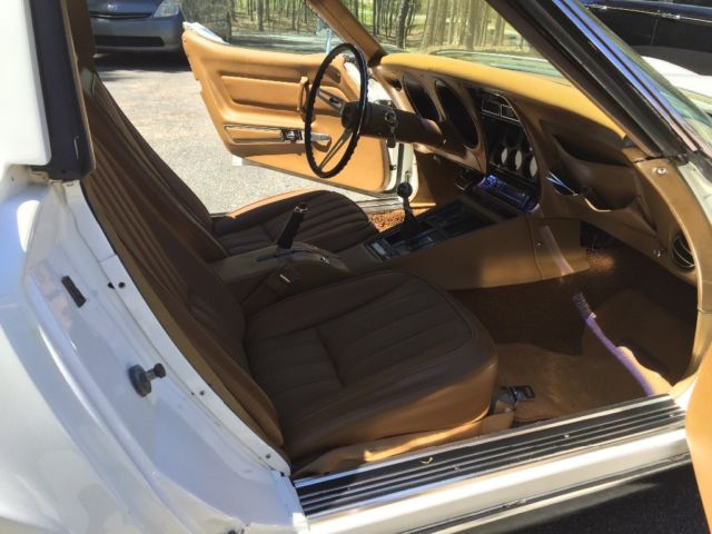 1969 White Chevrolet Corvette Coupe