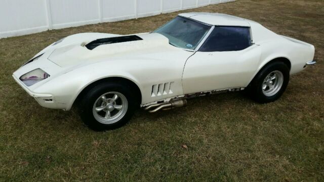 1969 White Chevrolet Corvette