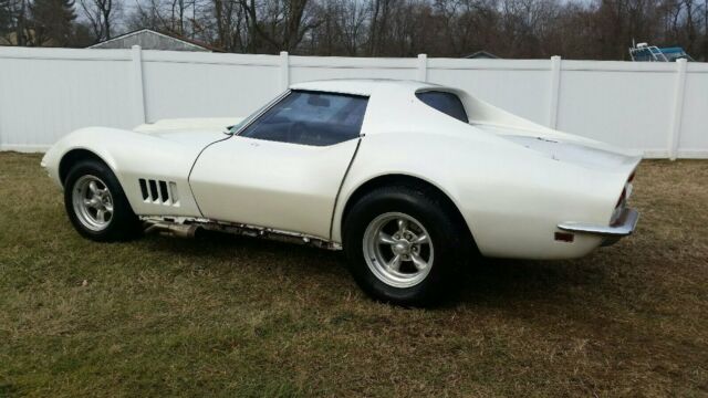 1969 White Chevrolet Corvette