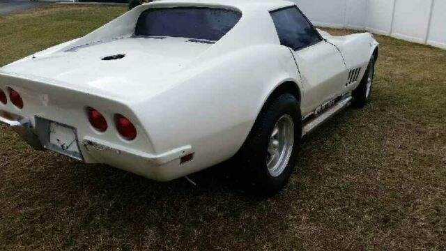 1969 White Chevrolet Corvette
