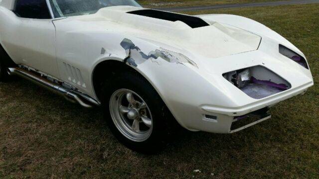 1969 White Chevrolet Corvette