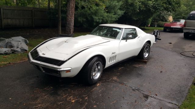 1969 White Chevrolet Corvette