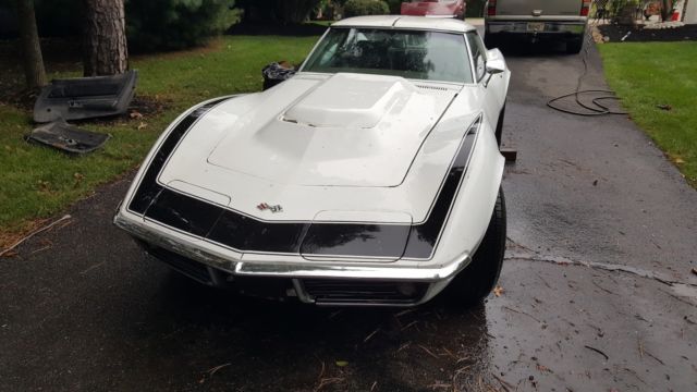 1969 White Chevrolet Corvette