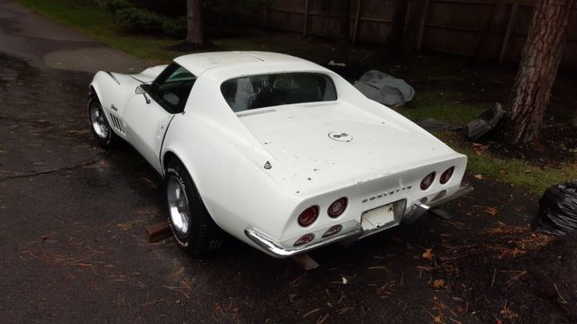 1969 White Chevrolet Corvette
