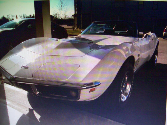 1969 White Chevrolet Corvette Convertible