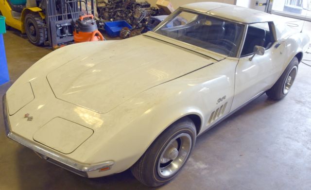 1969 White Chevrolet Corvette Coupe