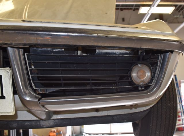 1969 White Chevrolet Corvette Coupe