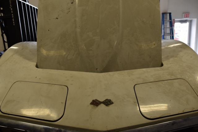 1969 White Chevrolet Corvette Coupe