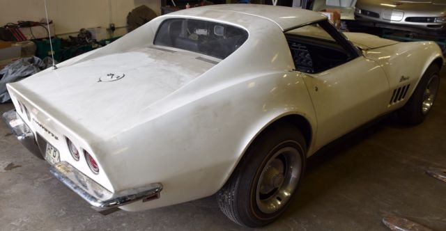 1969 White Chevrolet Corvette Coupe