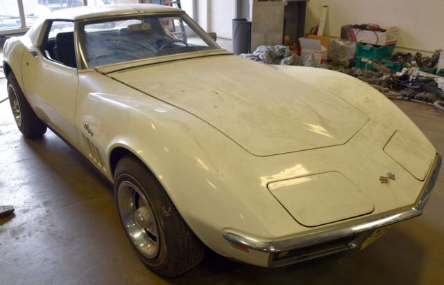 1969 White Chevrolet Corvette Coupe