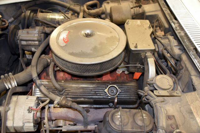 1969 White Chevrolet Corvette Coupe