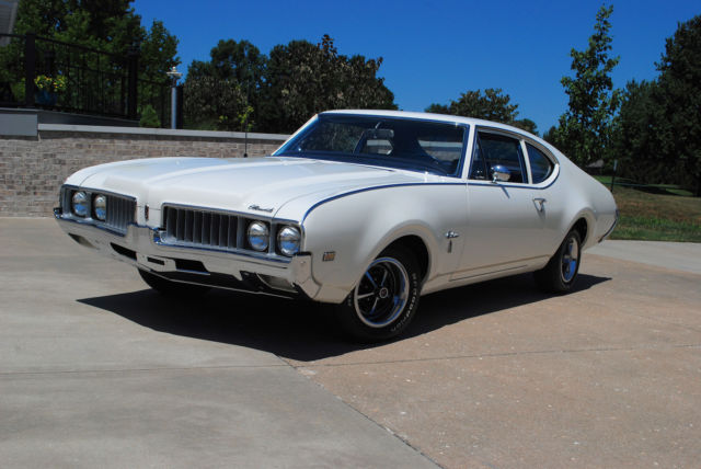 1969 White Oldsmobile Cutlass 2dr post