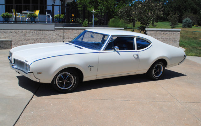 1969 White Oldsmobile Cutlass 2dr post