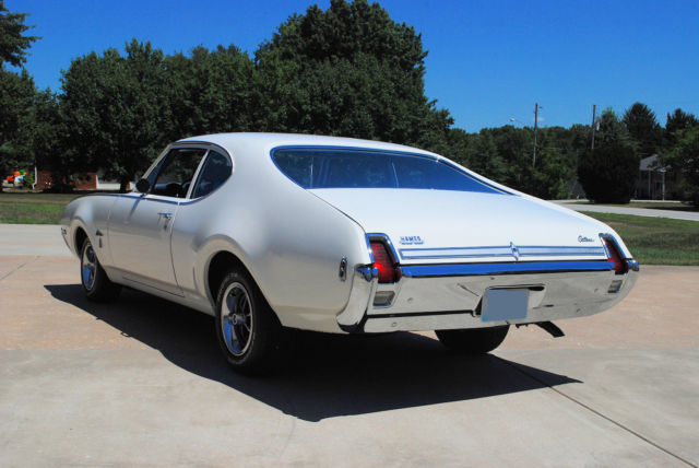 1969 White Oldsmobile Cutlass 2dr post