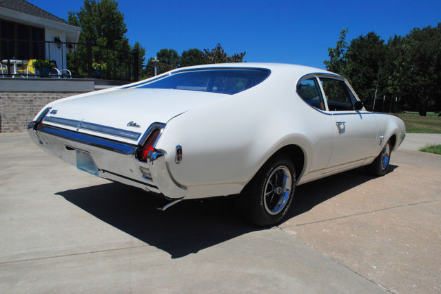 1969 White Oldsmobile Cutlass 2dr post