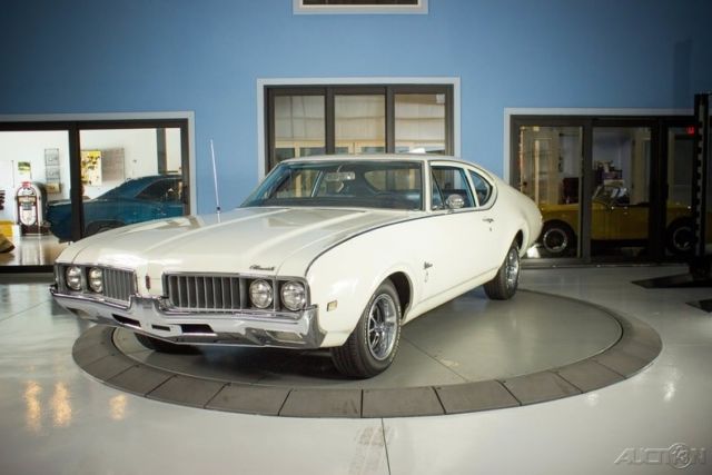 1969 White Oldsmobile Cutlass