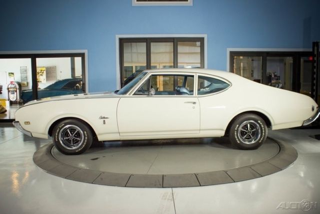 1969 White Oldsmobile Cutlass