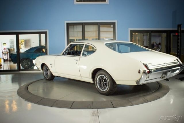 1969 White Oldsmobile Cutlass