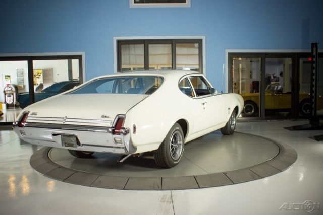 1969 White Oldsmobile Cutlass
