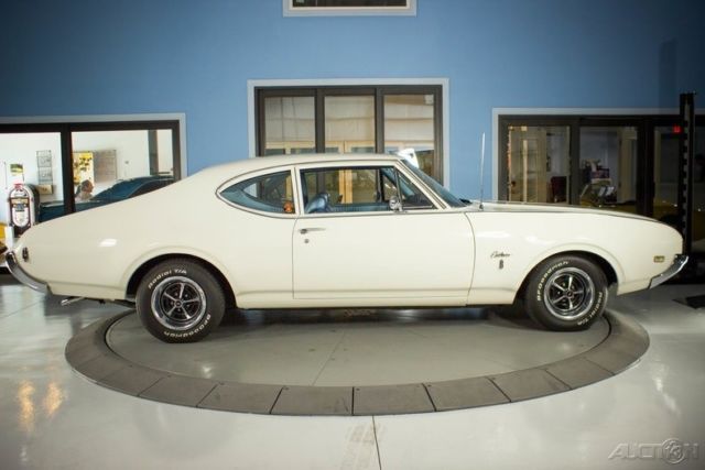 1969 White Oldsmobile Cutlass