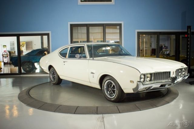 1969 White Oldsmobile Cutlass