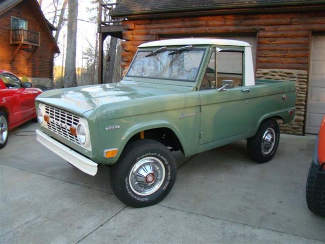 1969 Boxwood Green Ford Bronco original 1/2 Cab