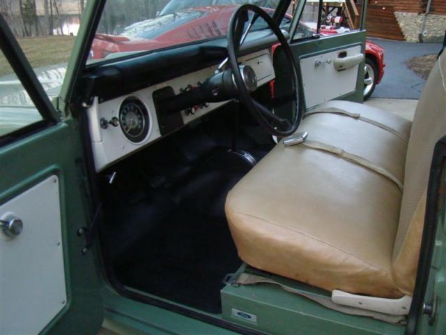 1969 Boxwood Green Ford Bronco original 1/2 Cab