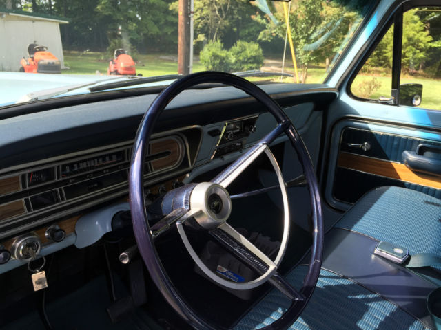 1969 Light blue Ford F-100 Short Bed