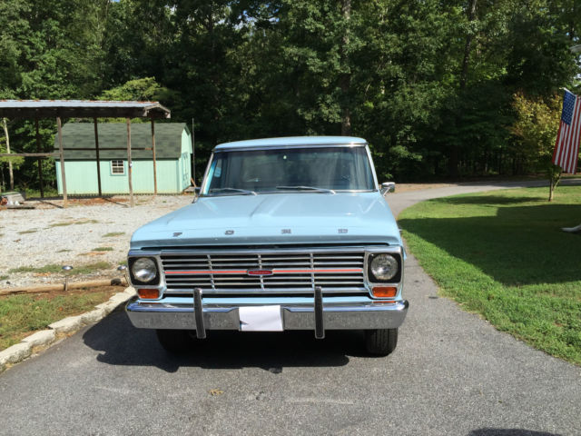 1969 Light blue Ford F-100 Short Bed