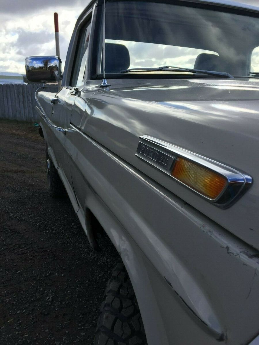 1969 White/Tan Ford F-250 Standard Cab Pickup