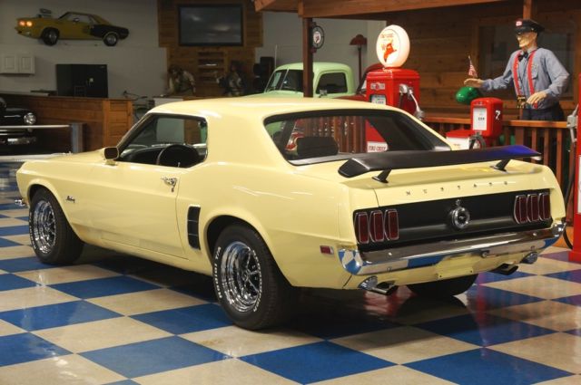 1969 Yellow Ford Mustang --