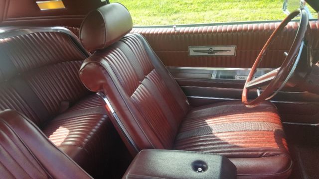1969 Maroon w White landaeu top Ford Thunderbird