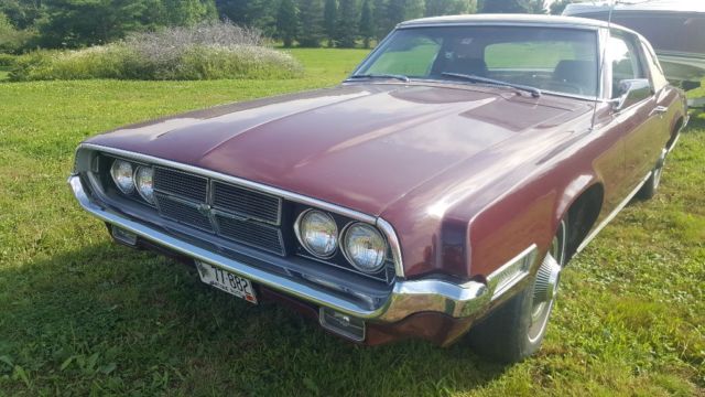 1969 Maroon w White landaeu top Ford Thunderbird