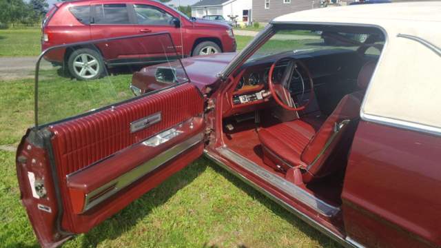 1969 Maroon w White landaeu top Ford Thunderbird