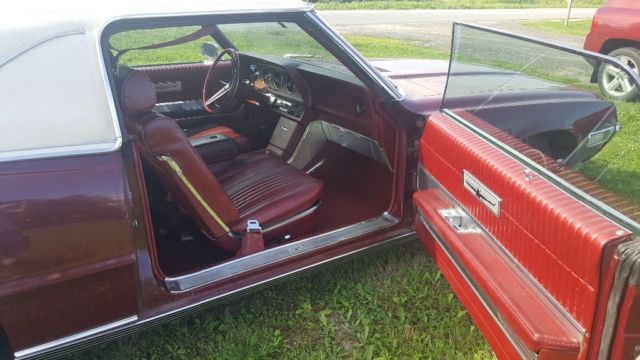 1969 Maroon w White landaeu top Ford Thunderbird