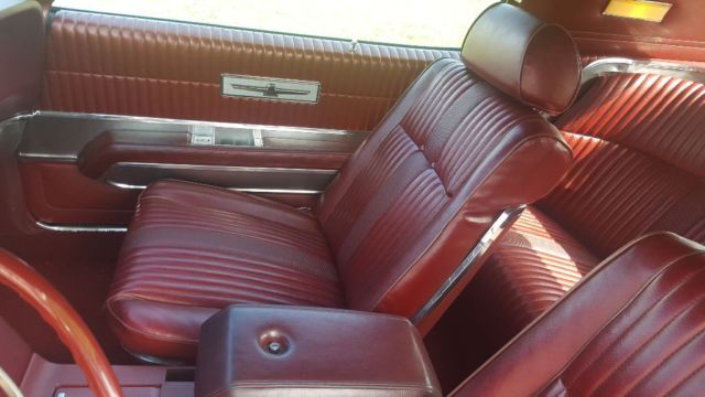 1969 Maroon w White landaeu top Ford Thunderbird