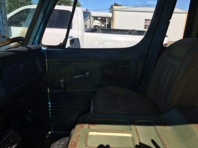 1969 Green white Chevrolet Sportvan90