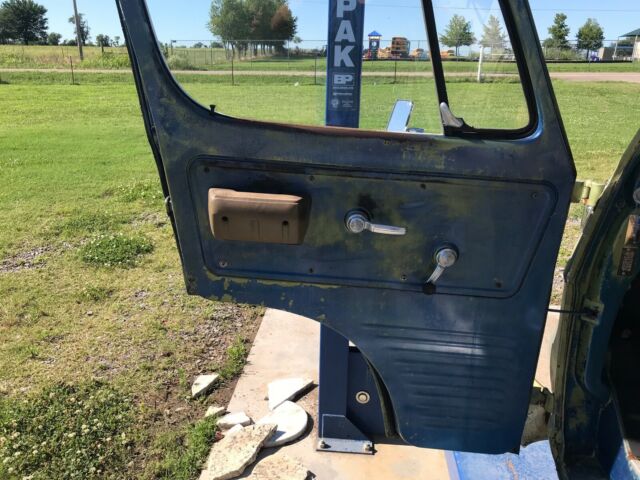 1969 Green white Chevrolet Sportvan90