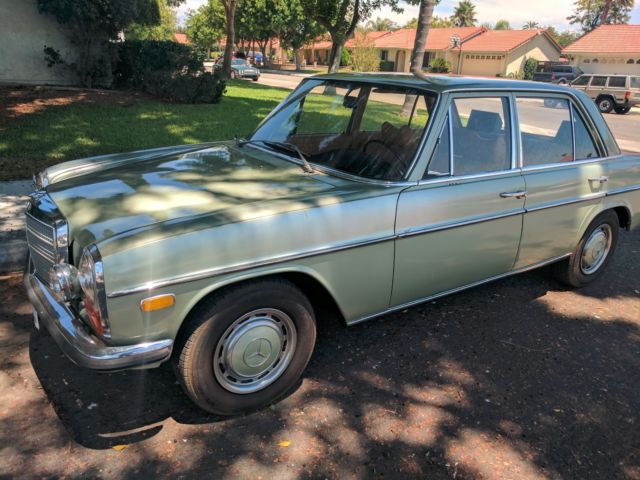 1969 Green Mercedes-Benz 200-Series U/K