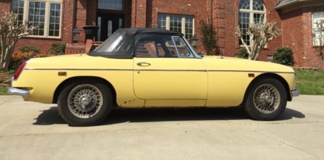 1969 Yellow MG MGB --