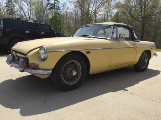 1969 Yellow MG MGB --