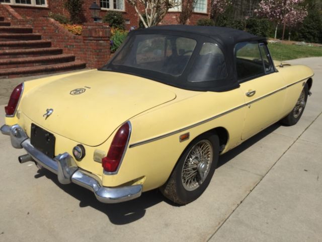 1969 Yellow MG MGB --