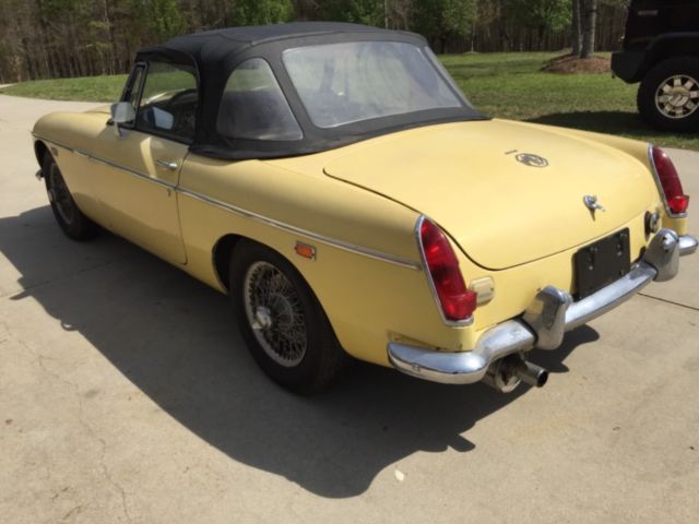 1969 Yellow MG MGB --