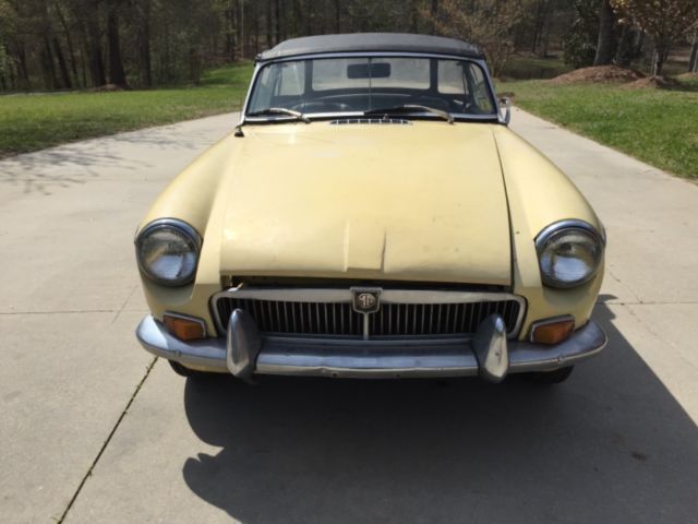 1969 Yellow MG MGB --