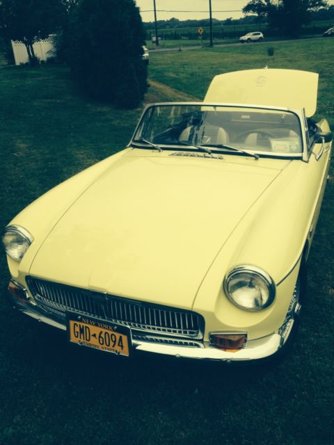 1969 SPRING YELLOW MG MGB Convertible