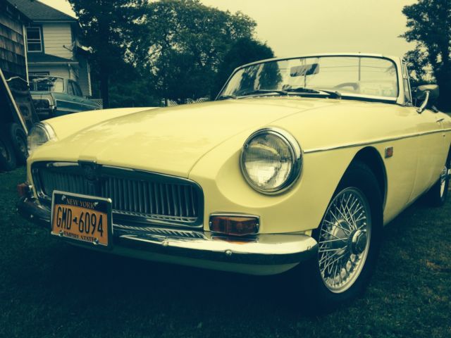 1969 SPRING YELLOW MG MGB Convertible