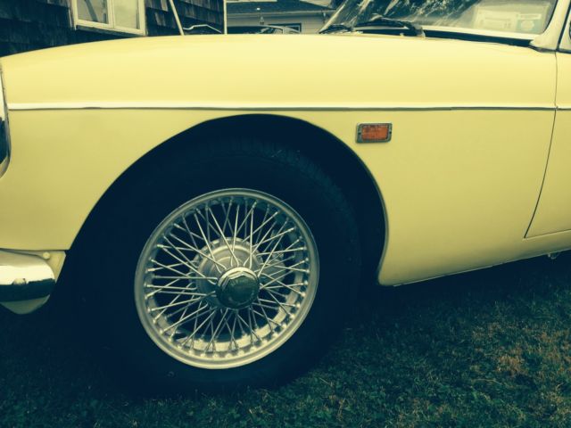 1969 SPRING YELLOW MG MGB Convertible