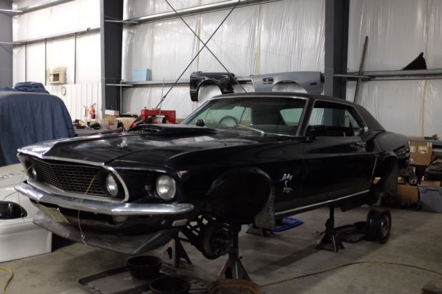 19690000 Black Ford Mustang