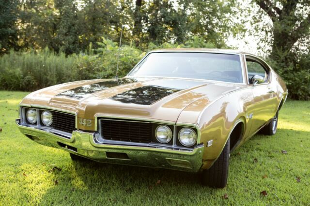 1969 Gold Oldsmobile 442 Coupe
